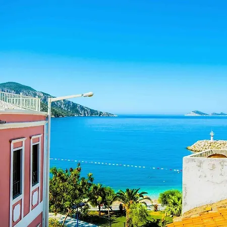 House With Blue Balcony 卡斯