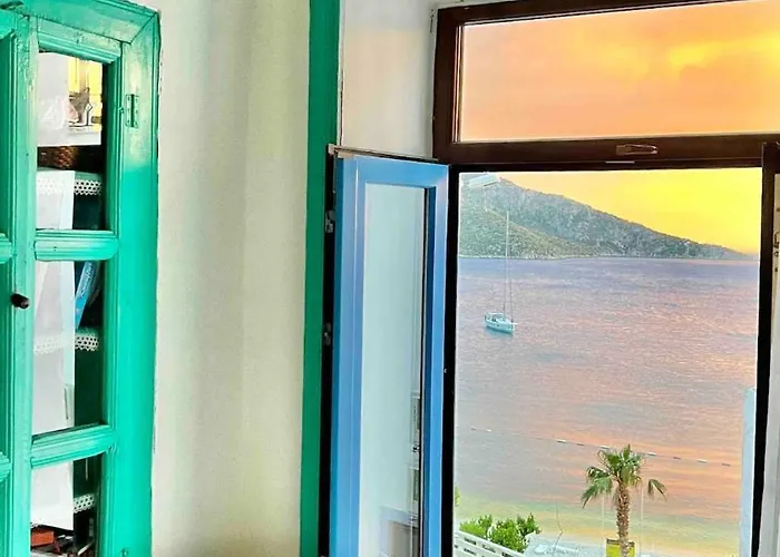 House With Blue Balcony * 卡斯