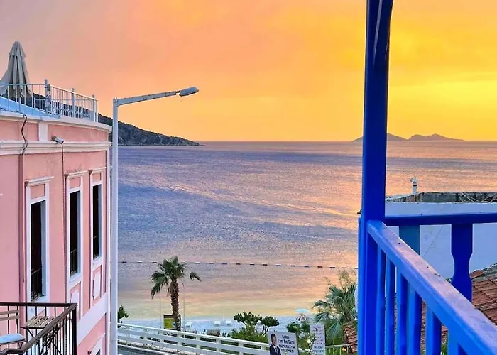 House With Blue Balcony * 卡斯