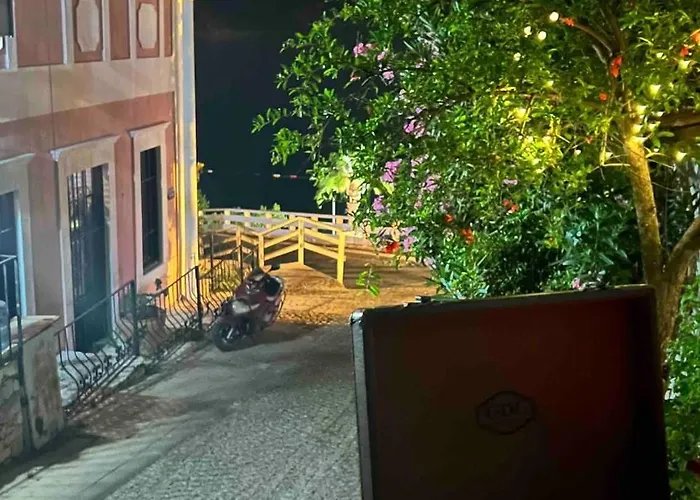 House With Blue Balcony * 卡斯