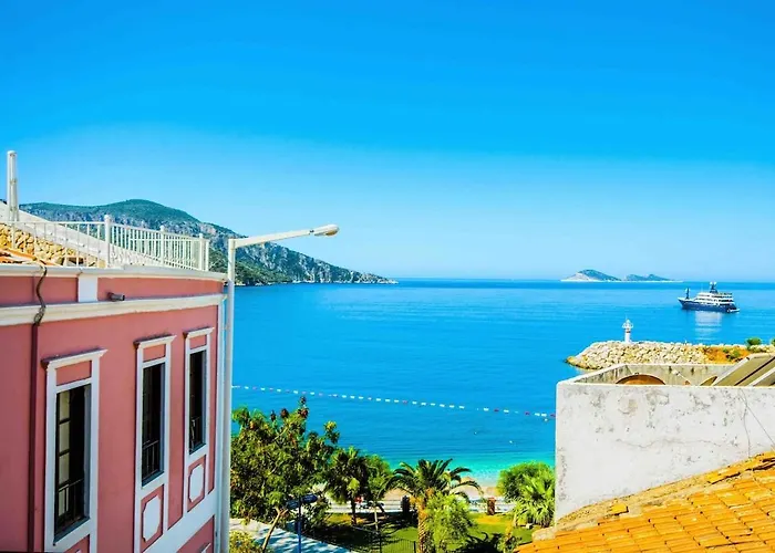 House With Blue Balcony 卡斯