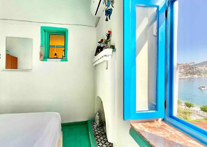 House With Blue Balcony * 卡斯