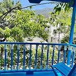 House With Blue Balcony 別荘